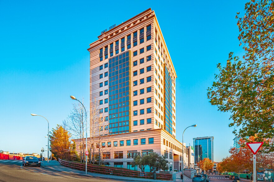 Calle del Ombú, 3, Madrid, Madrid to rent - Building Photo - Image 1 of 17