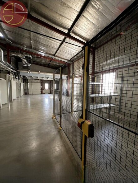 Industrial in Saint-Orens-de-Gameville for sale - Interior Photo - Image 1 of 8
