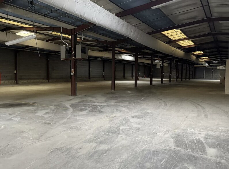 Light Industrial in Bron to rent - Interior Photo - Image 2 of 5