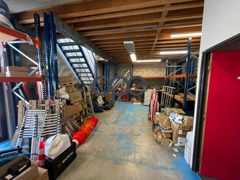Industrial in Gonesse to rent - Interior Photo - Image 2 of 7