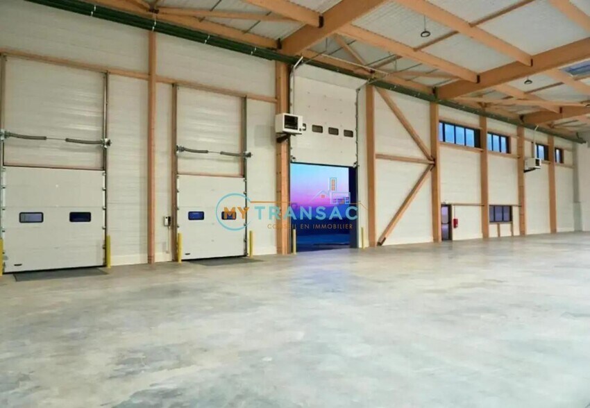 Light Industrial in Louvres to rent - Interior Photo - Image 2 of 34