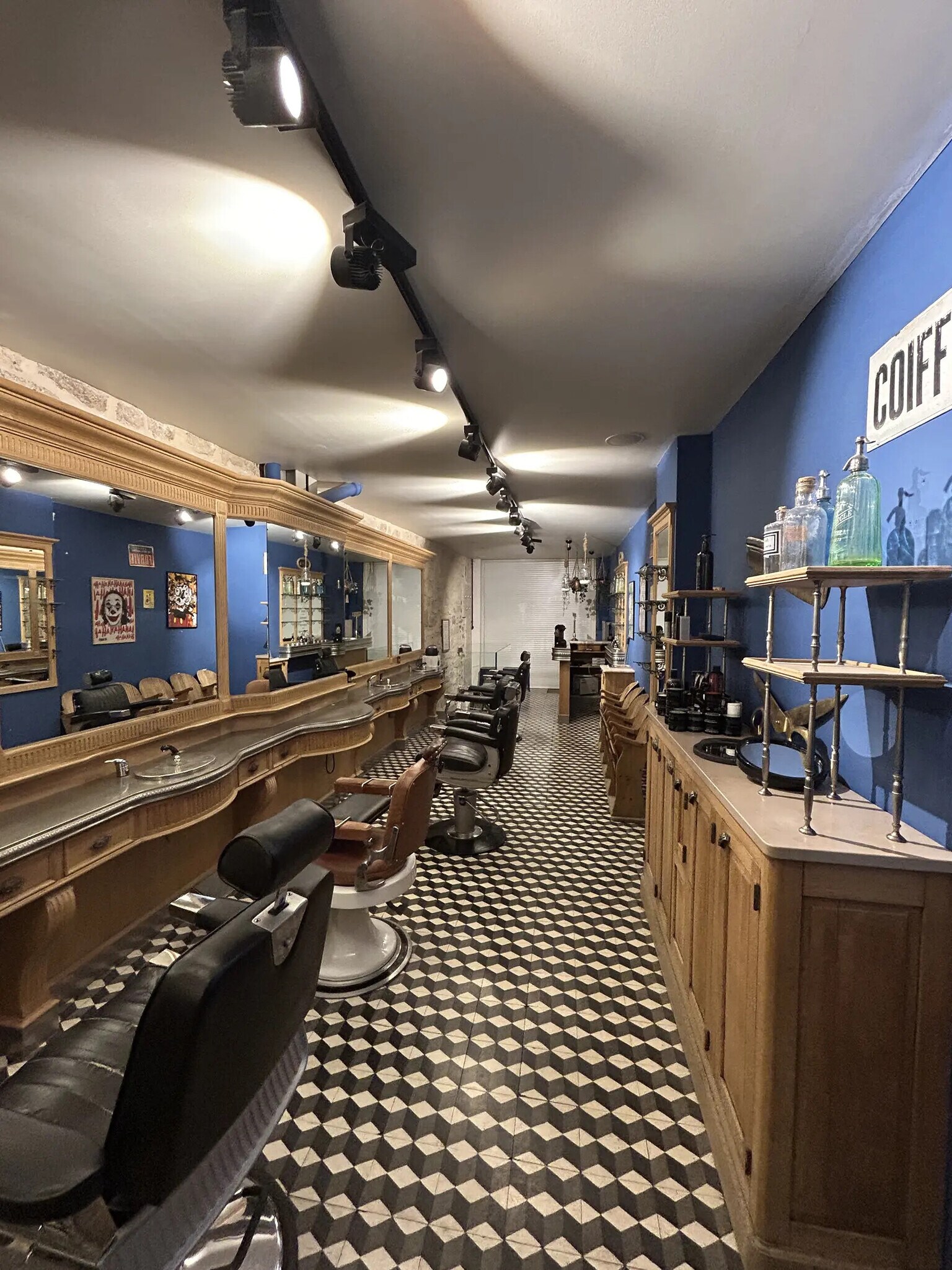 Retail in Paris for sale Building Photo- Image 1 of 6