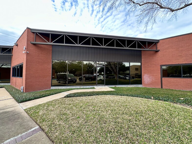 10595 Westoffice Dr, Houston, TX for rent - Building Photo - Image 1 of 19