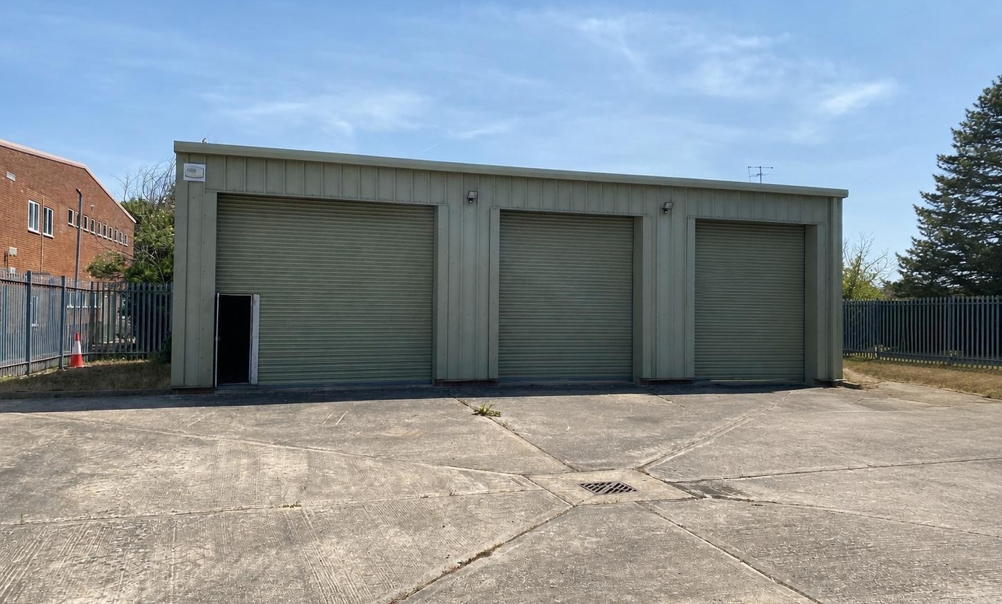 Beverley Clos, Royston to rent Building Photo- Image 1 of 3