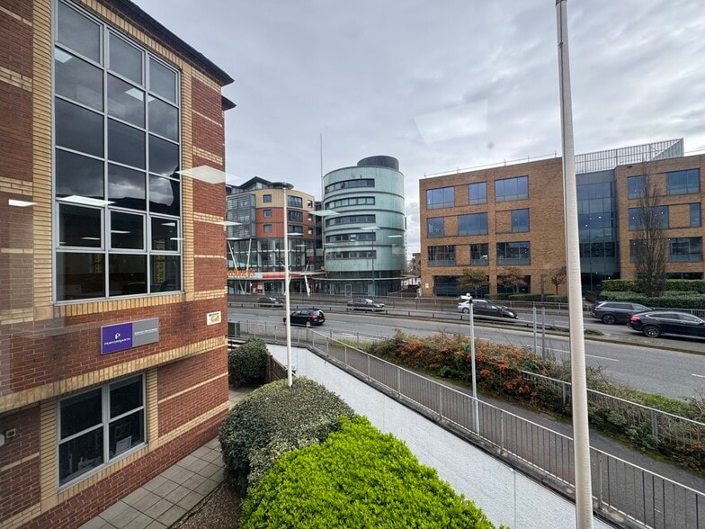 St Cloud Way, Maidenhead to rent - Building Photo - Image 2 of 2