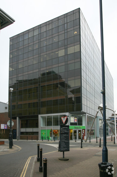 One Crown Sq, Woking for rent - Building Photo - Image 1 of 11