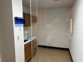 5450 Wansford Way, Rockford, IL to rent Interior Photo- Image 2 of 7