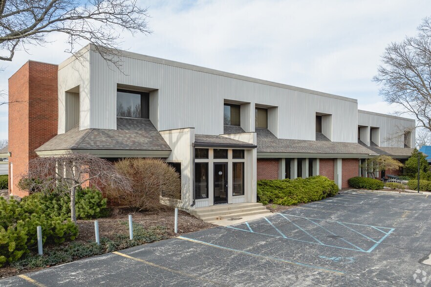 1575-1579 Henthorne Dr, Maumee, OH for sale - Building Photo - Image 2 of 8