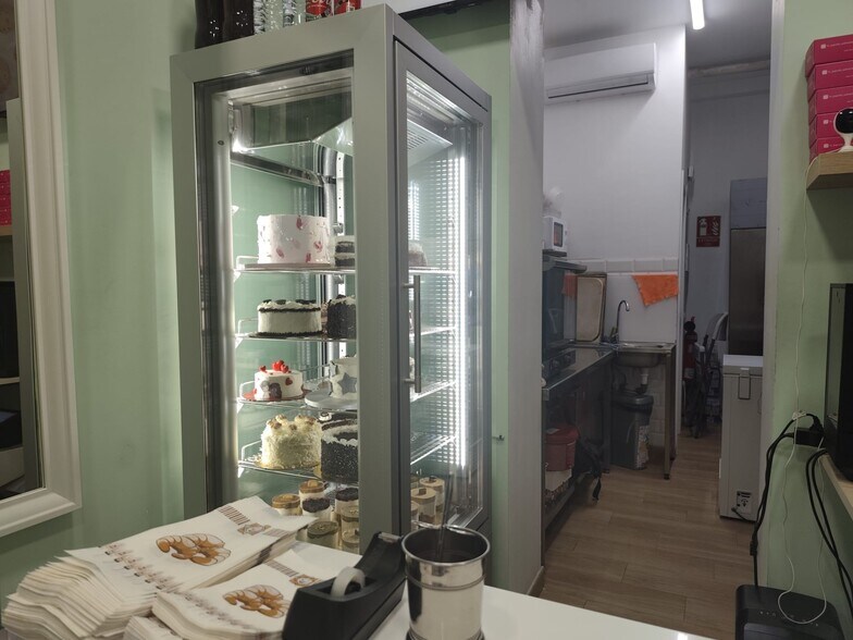 Retail in Madrid, Madrid to rent - Building Photo - Image 2 of 2