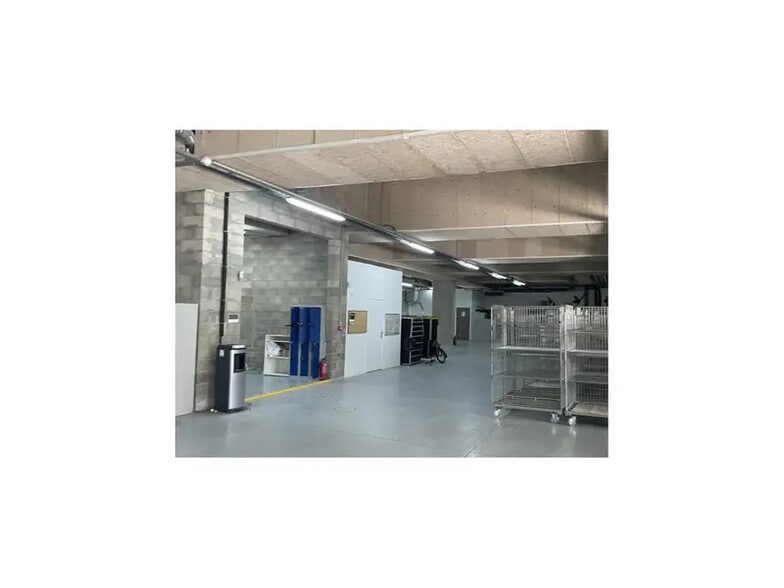 Light Industrial in Paris to rent - Interior Photo - Image 2 of 4
