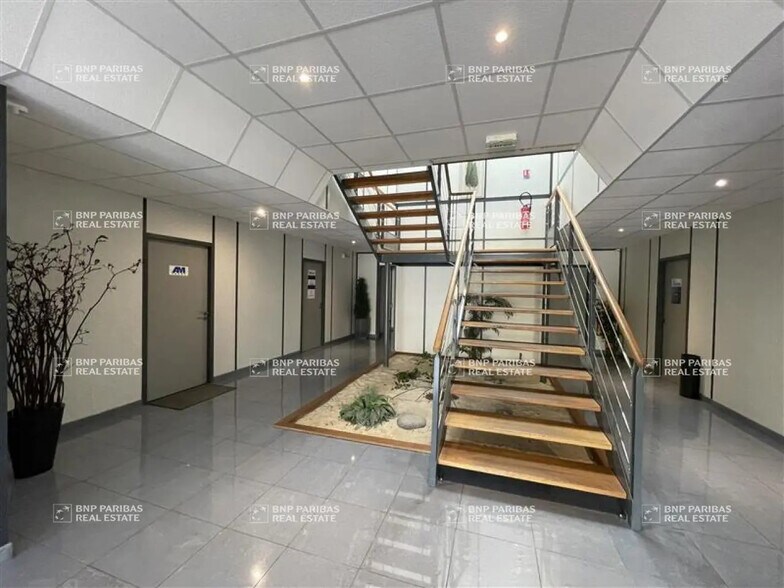 Office in Baillargues to rent - Lobby - Image 3 of 14