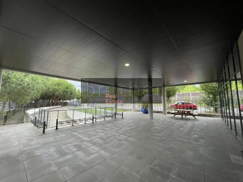 Retail in Lormont to rent - Building Photo - Image 3 of 5