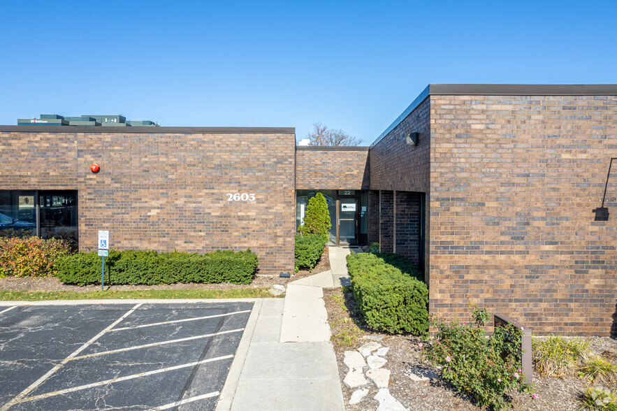 2605 W 22nd St, Oak Brook, IL for rent - Building Photo - Image 2 of 8