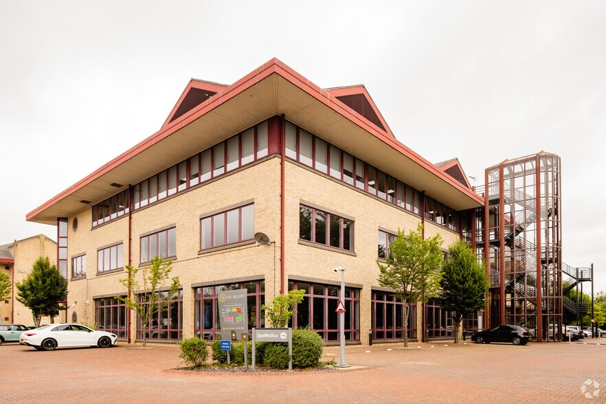 Colonial Way, Watford to rent - Building Photo - Image 2 of 2