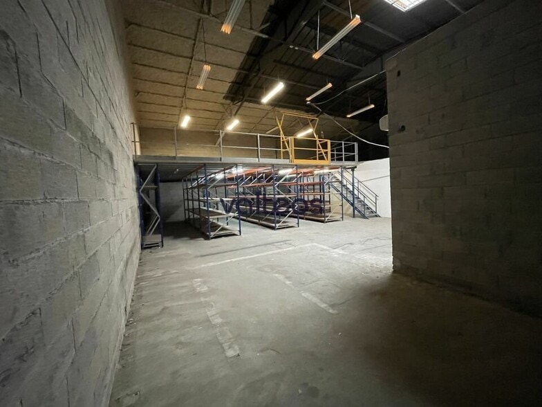 Light Industrial in Toulouse to rent - Interior Photo - Image 3 of 8