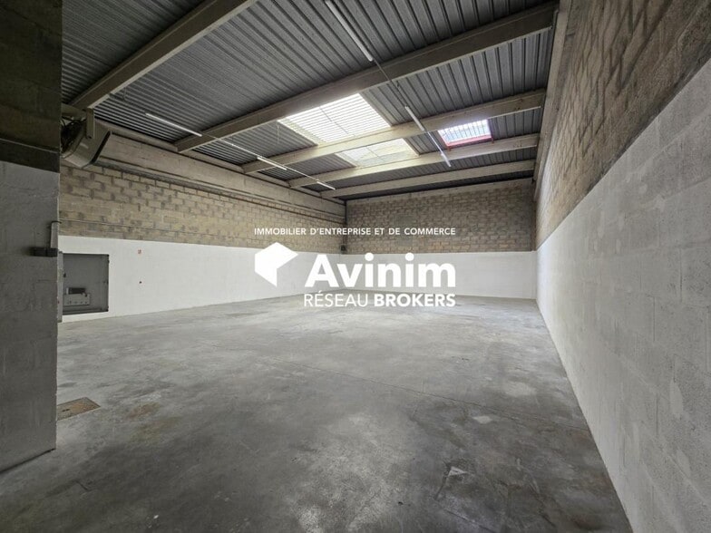 Industrial in Saint Ouen L Aumone to rent - Interior Photo - Image 1 of 3