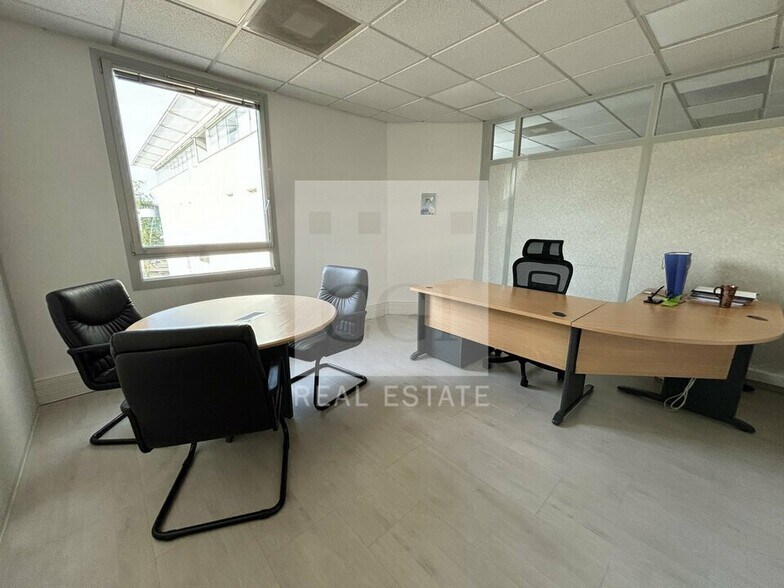 9 Allée Irène Joliot Curie, Saint-Priest to rent - Interior Photo - Image 2 of 13