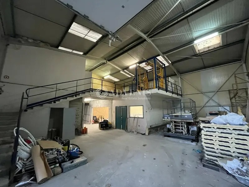 Industrial in Le Perray-en-Yvelines to rent Interior Photo- Image 1 of 2
