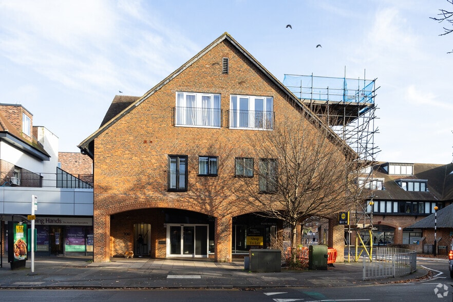 96 Victoria Rd, Horley to rent - Building Photo - Image 2 of 2