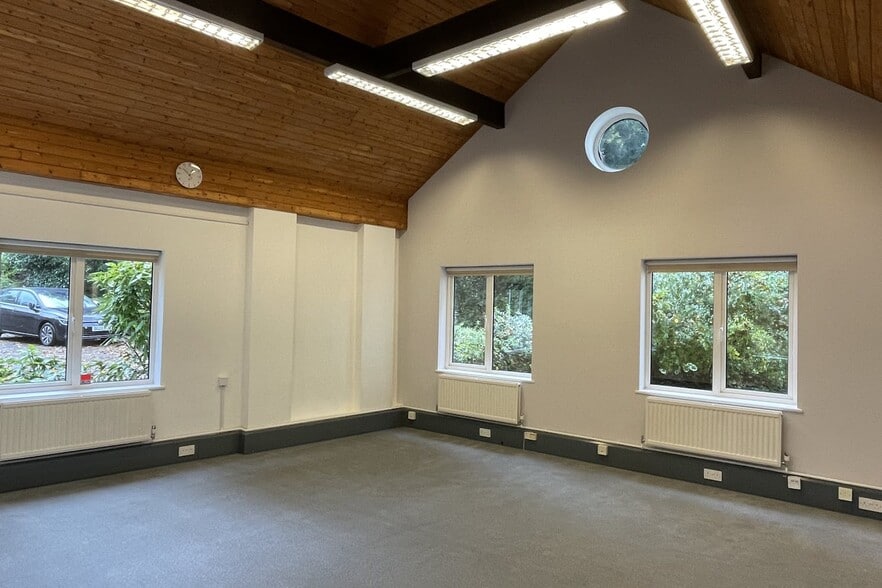 Pebble Close, Tadworth to rent - Interior Photo - Image 3 of 33