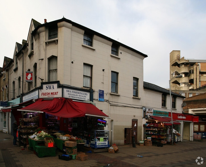 25 Catford Broa, London to rent - Primary Photo - Image 1 of 4