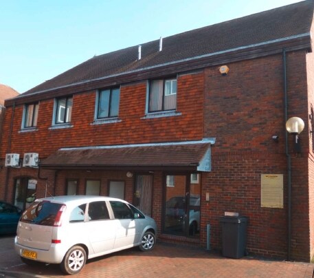 Eleanors Cross, Dunstable for sale - Primary Photo - Image 1 of 1