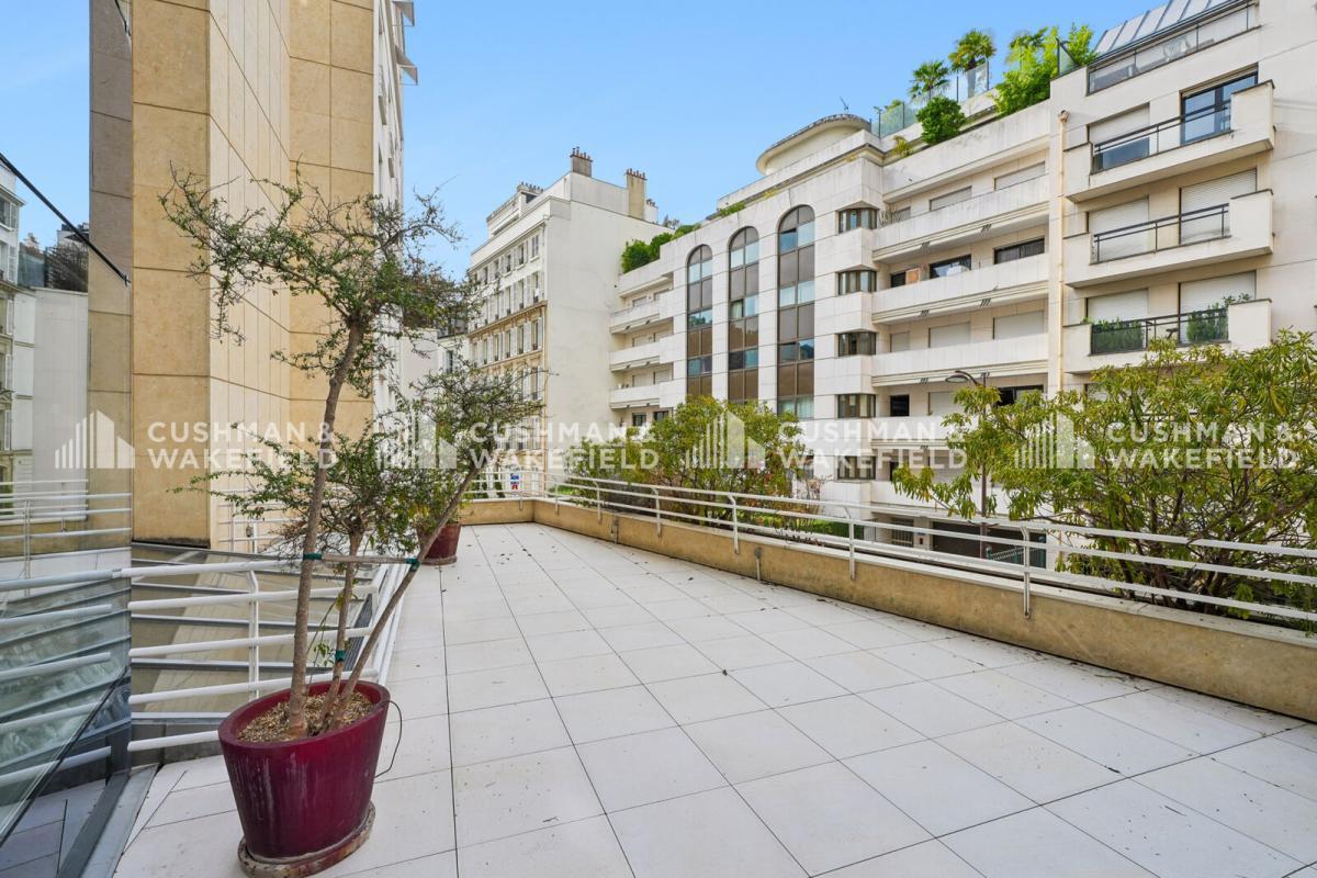83 Avenue Charles De Gaulle, Neuilly-sur-Seine to rent Building Photo- Image 1 of 14