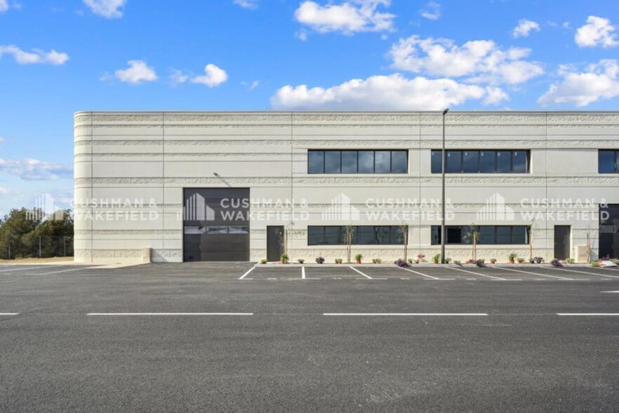 Light Industrial in La Ciotat to rent - Building Photo - Image 2 of 8