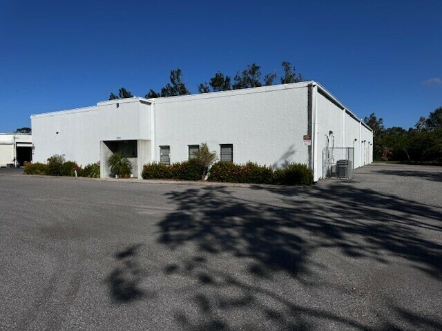 2215 Industrial Blvd, Sarasota, FL for rent - Building Photo - Image 3 of 26