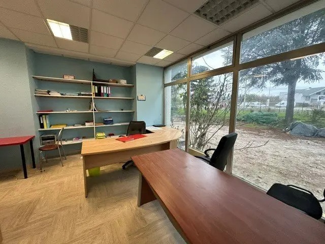 Retail in Dijon to rent - Building Photo - Image 3 of 8