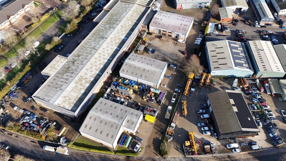 Freehold Industrial investment portfolio of 3 properties for sale on LoopNet.co.uk - Building Photo - Image 2 of 8