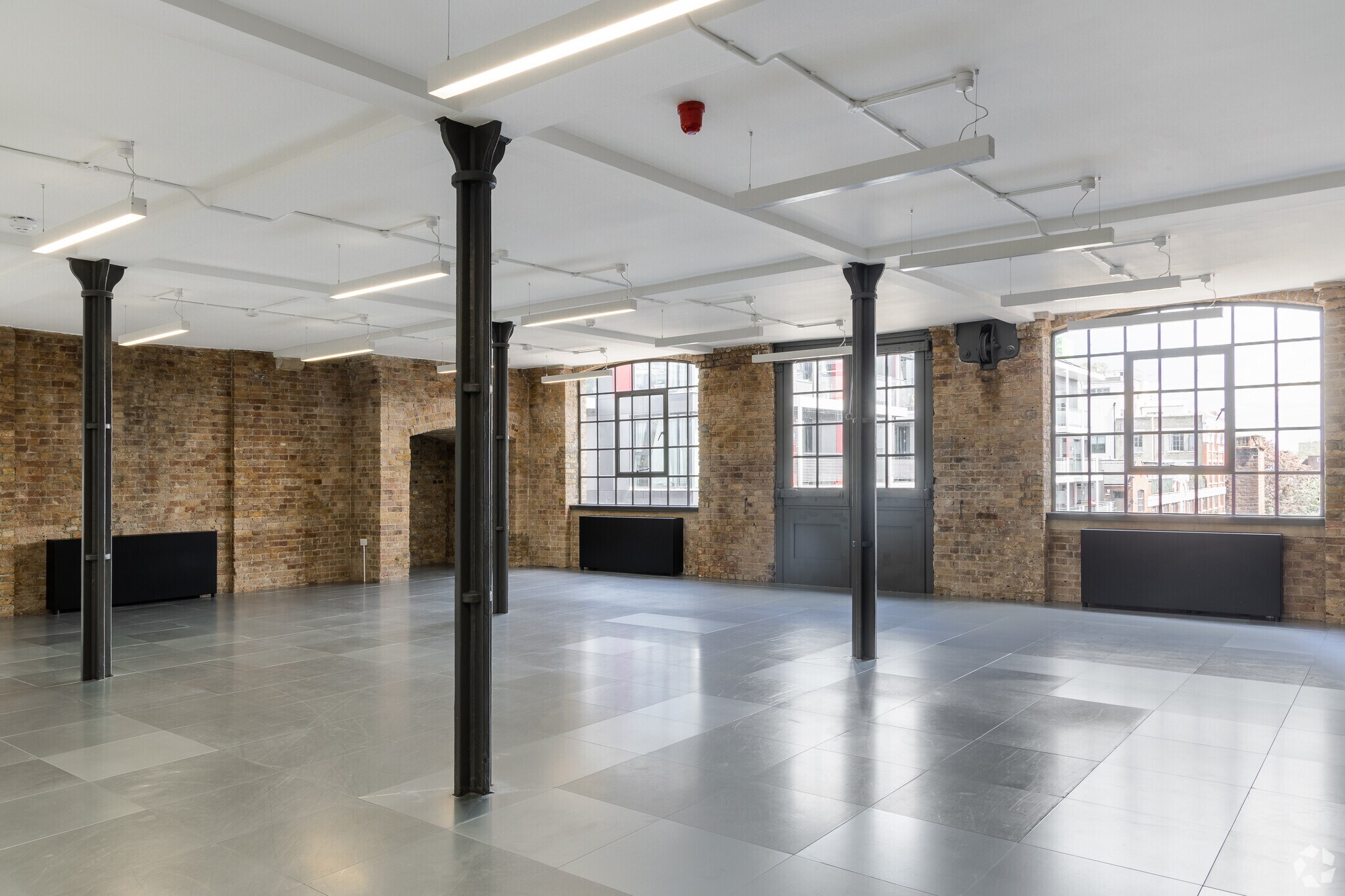 14 Gowers Walk, London to rent Interior Photo- Image 1 of 4