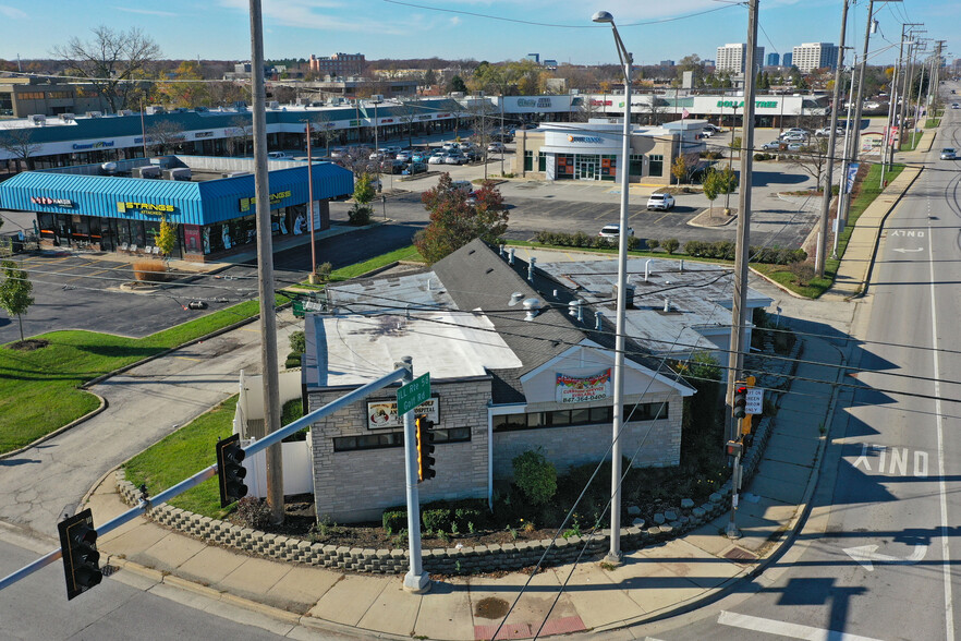 1900 S Arlington Heights Rd, Arlington Heights, IL for rent - Building Photo - Image 2 of 6