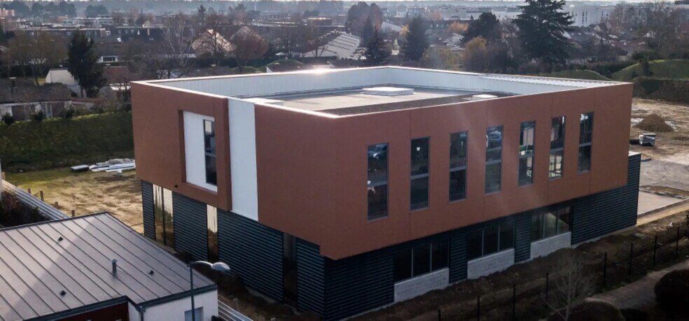 Light Industrial in Bondoufle for sale - Building Photo - Image 1 of 10