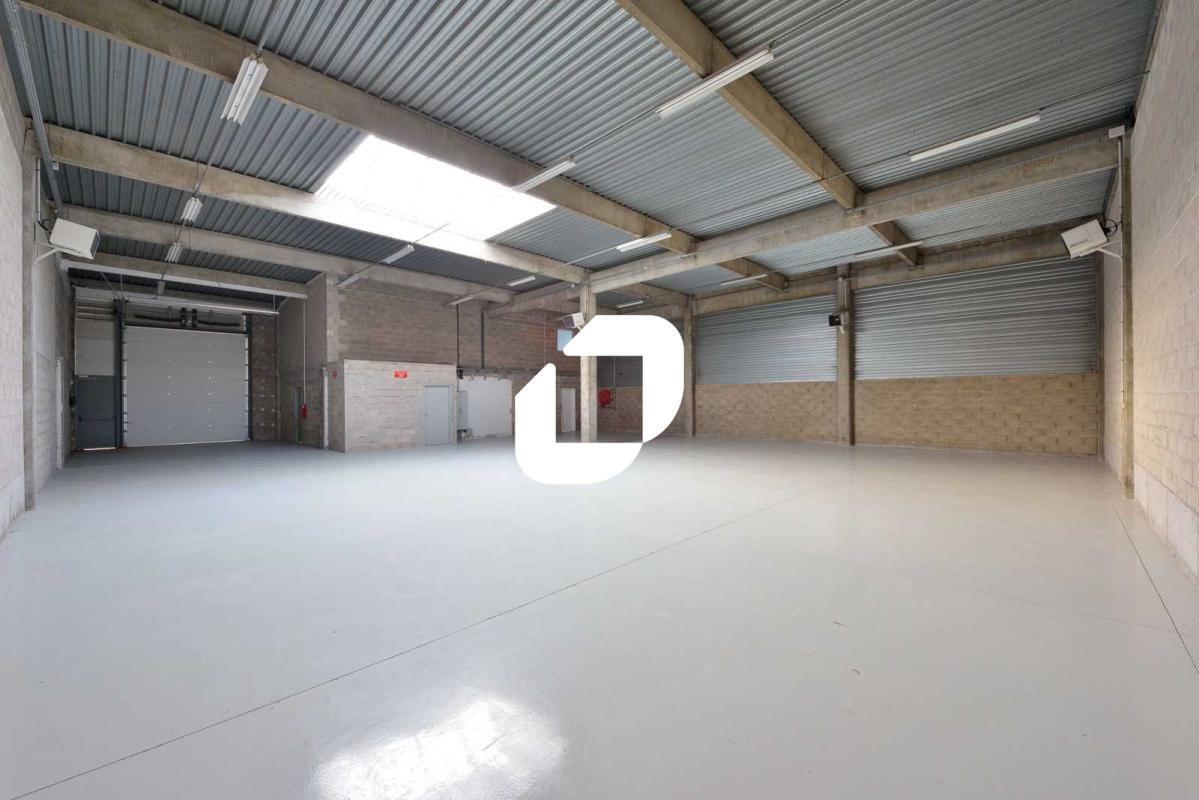 Light Industrial in Saint-Thibault-des-Vignes to rent Interior Photo- Image 1 of 2