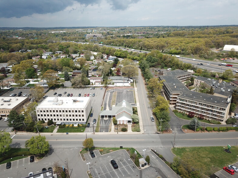 100 Sunnyside Blvd, Plainview, NY for rent - Building Photo - Image 3 of 6