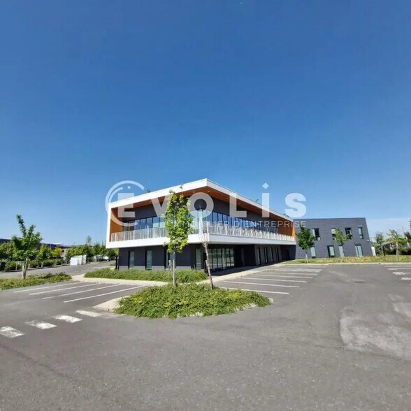 Light Industrial in Lisses to rent - Building Photo - Image 2 of 7