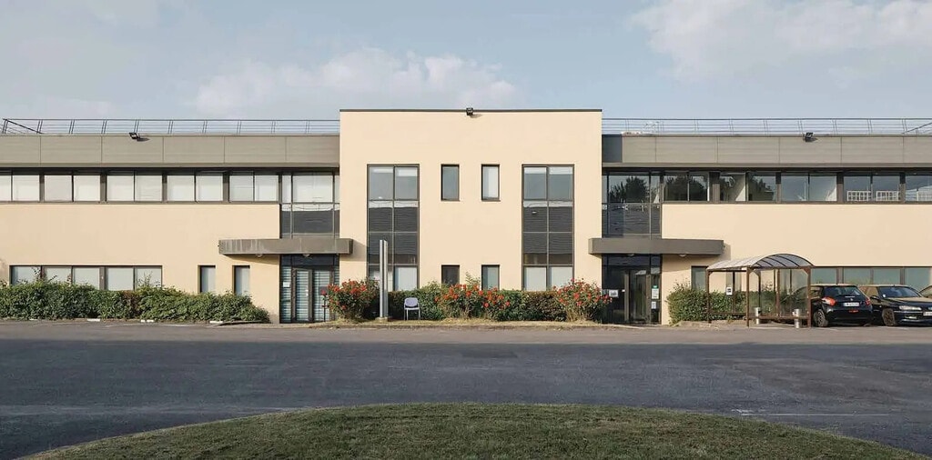 Location Local d'activités 2 500 m² - Photo 1