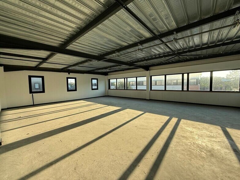 Light Industrial in Villeneuve-la-Garenne to rent - Interior Photo - Image 3 of 8
