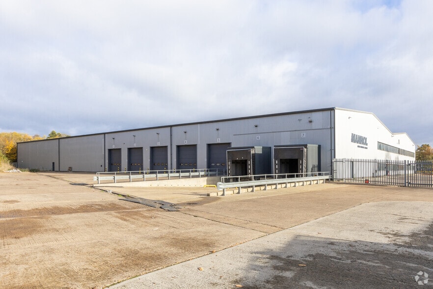 Ravens Way, Northampton to rent - Building Photo - Image 3 of 5