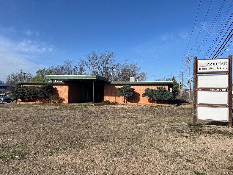 900 E Hartford Ave, Ponca City, OK for rent - Primary Photo - Image 1 of 21