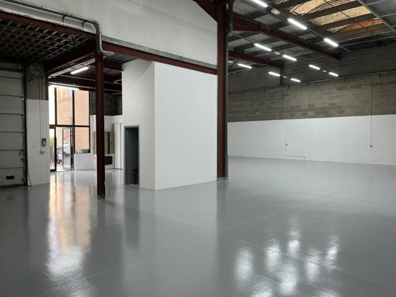 Light Industrial in Le Thillay to rent Building Photo- Image 1 of 11