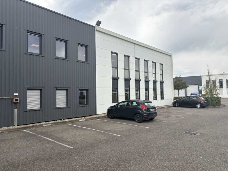 Light Industrial in Vénissieux to rent - Building Photo - Image 2 of 9