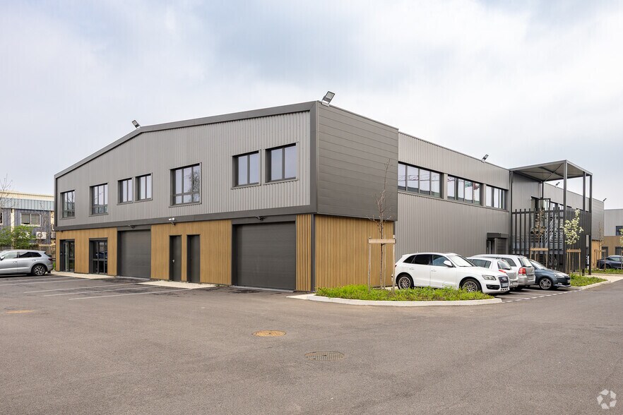 45 Rue Ampère, Chassieu to rent - Building Photo - Image 2 of 13