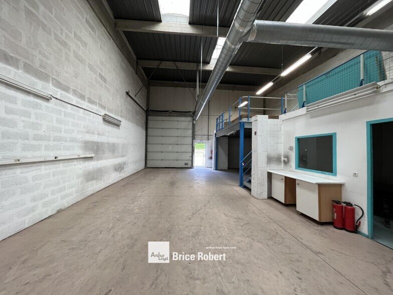 Light Industrial in Lyon to rent - Interior Photo - Image 1 of 5