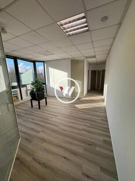 Office in Roissy-en-France to rent - Interior Photo - Image 3 of 7