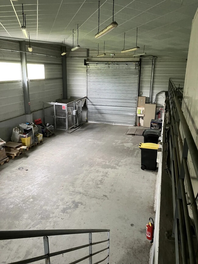 Location Local d'activités 321 m²