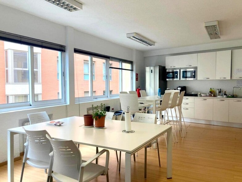 Office in Madrid, Madrid to rent - Building Photo - Image 3 of 3