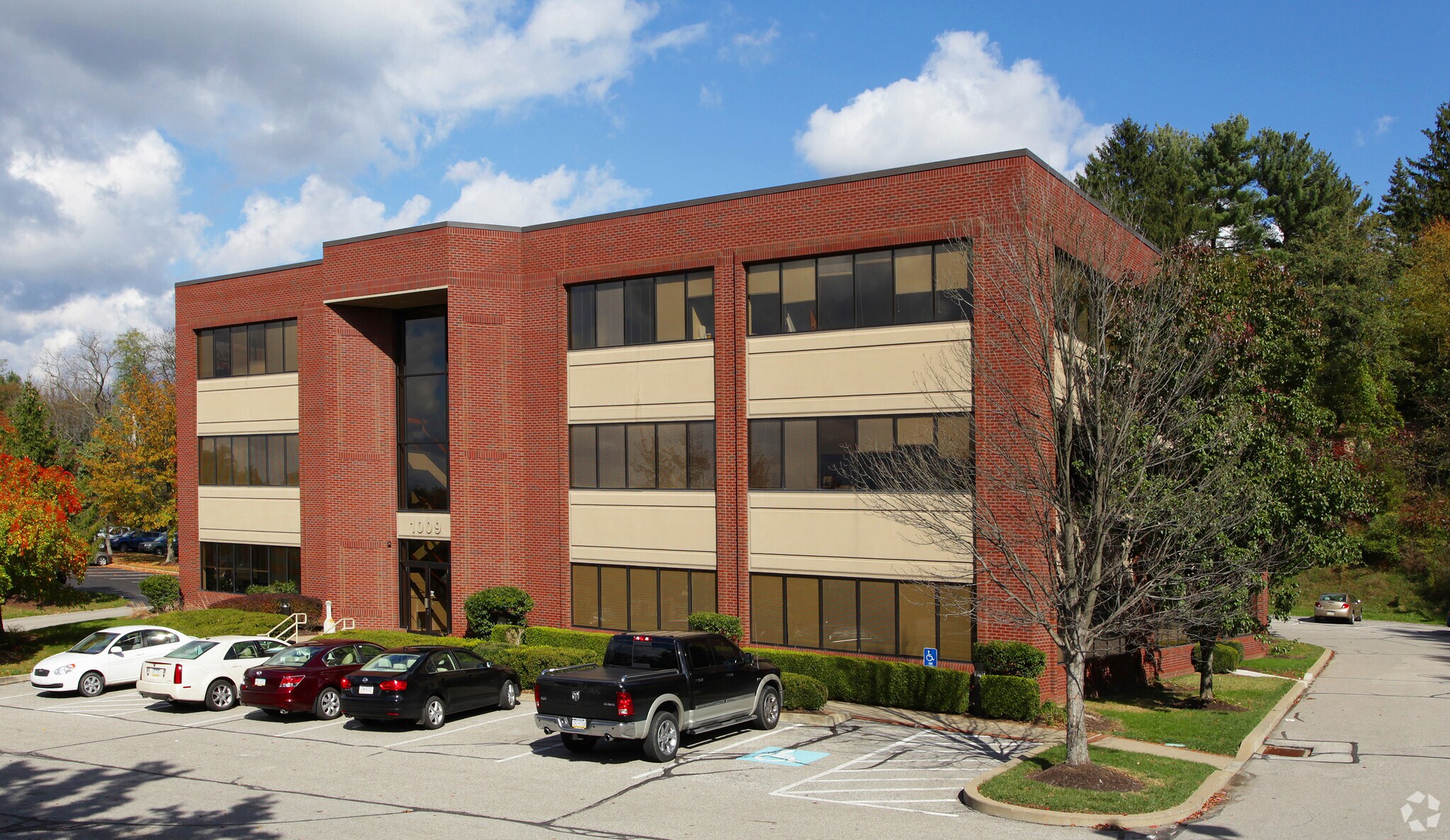 1009 Beaver Grade Rd, Coraopolis, PA for sale Primary Photo- Image 1 of 1