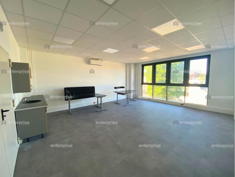Office in Le Plessis Belleville to rent - Interior Photo - Image 2 of 4